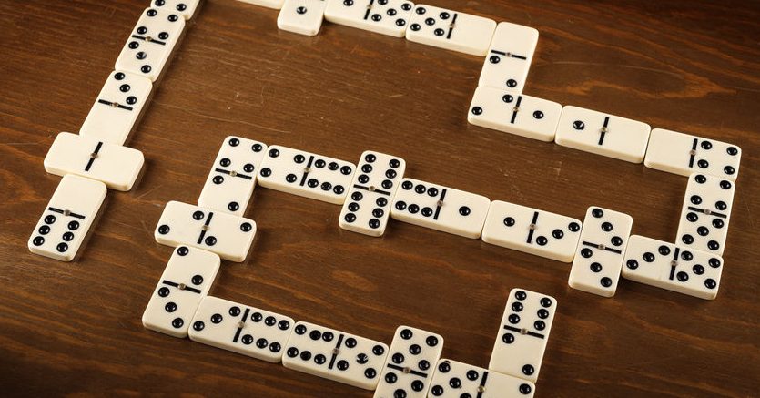 How to play dominoes